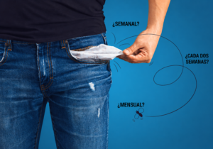 hombre atrasado en el pago del alquiler con los bolsillos vacíos, decidiendo si un cronograma de pagos semanal, quincenal o mensual podría evitar futuros atrasos